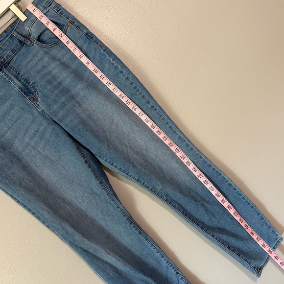 Old Navy Women’s size 16 Super Skinny Mid Rise light Wash Denim Jeans 214B4 - Picture 6 of 8